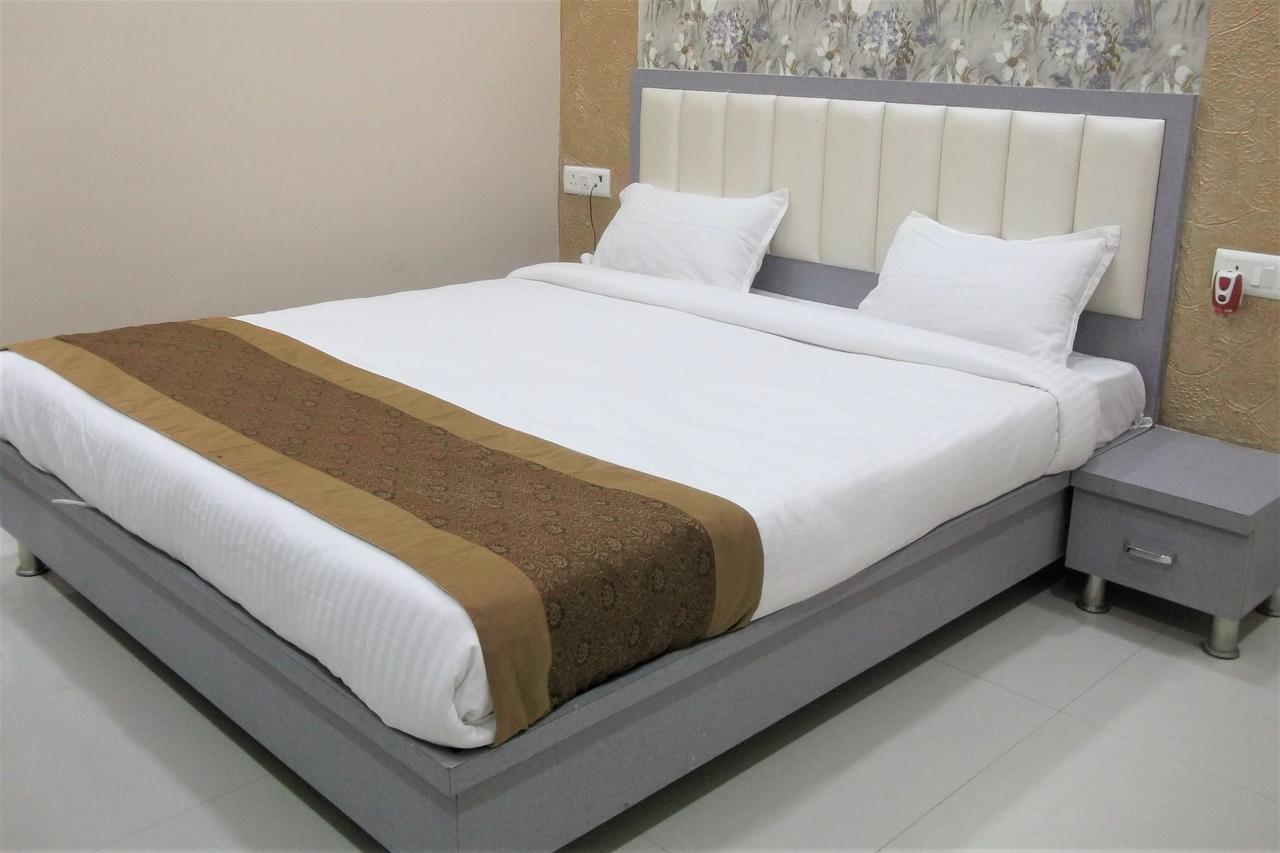 Oyo 10360 Hotel Grand Manoranjan 戈勒克布尔 外观 照片