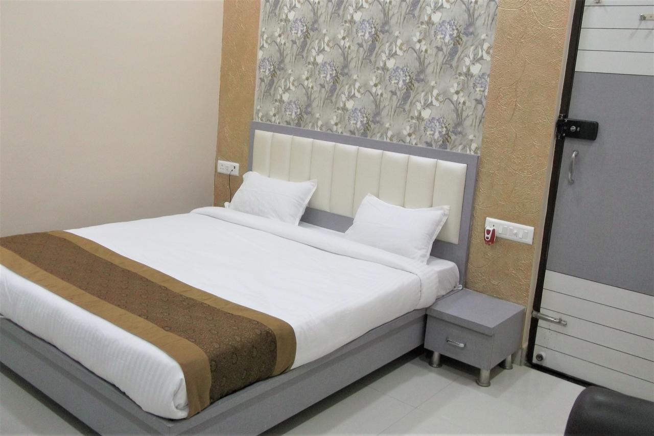 Oyo 10360 Hotel Grand Manoranjan 戈勒克布尔 外观 照片
