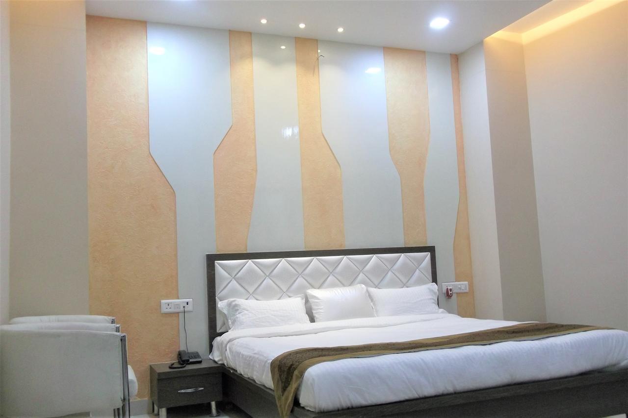Oyo 10360 Hotel Grand Manoranjan 戈勒克布尔 外观 照片