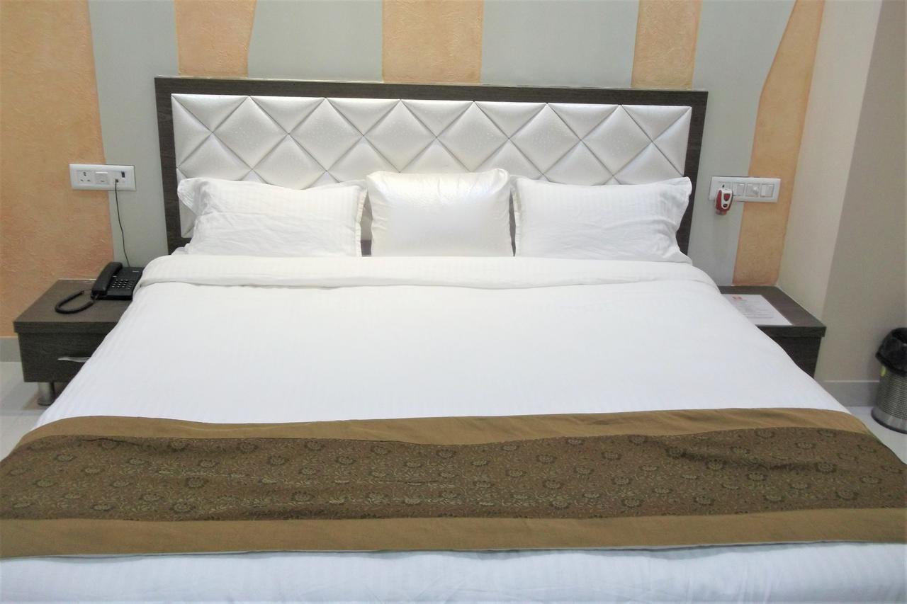 Oyo 10360 Hotel Grand Manoranjan 戈勒克布尔 外观 照片