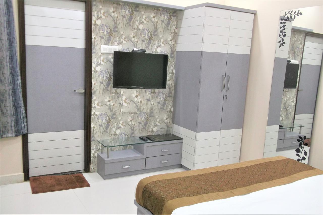 Oyo 10360 Hotel Grand Manoranjan 戈勒克布尔 外观 照片