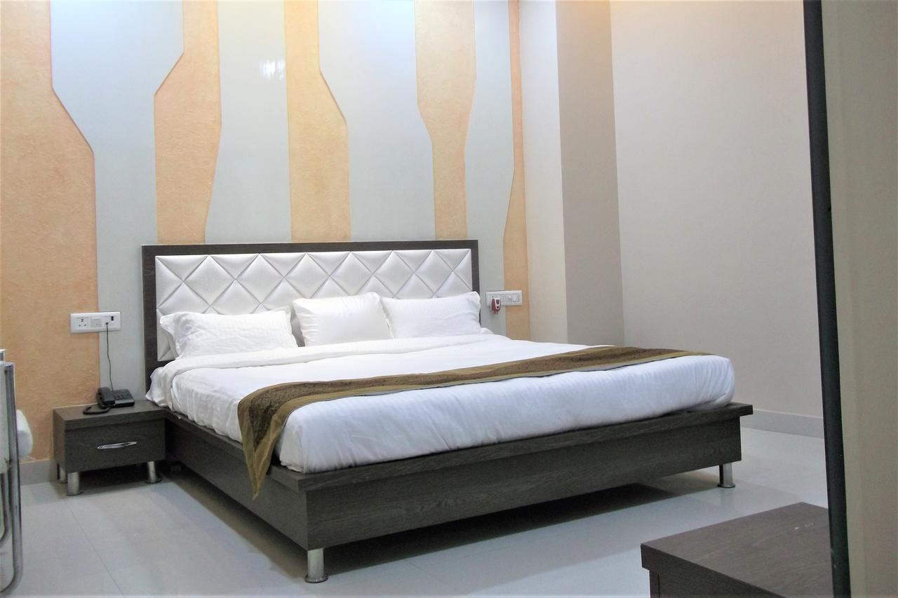 Oyo 10360 Hotel Grand Manoranjan 戈勒克布尔 外观 照片
