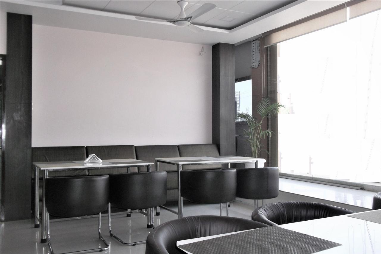 Oyo 10360 Hotel Grand Manoranjan 戈勒克布尔 外观 照片