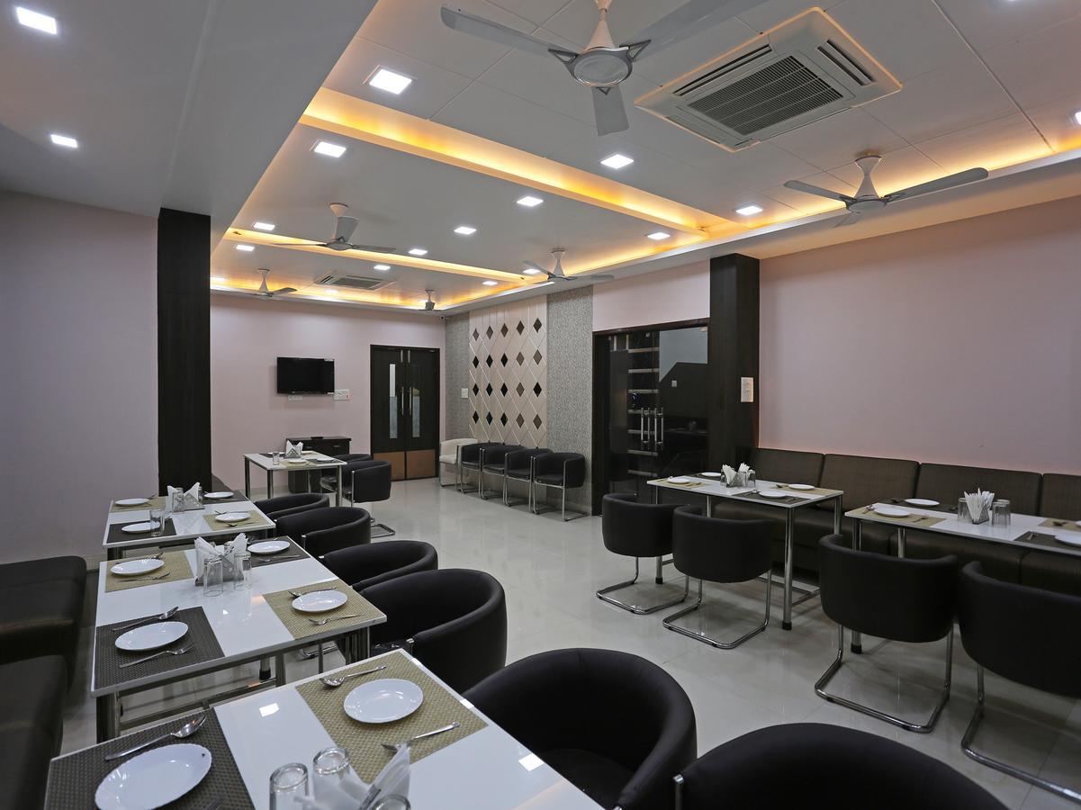 Oyo 10360 Hotel Grand Manoranjan 戈勒克布尔 外观 照片