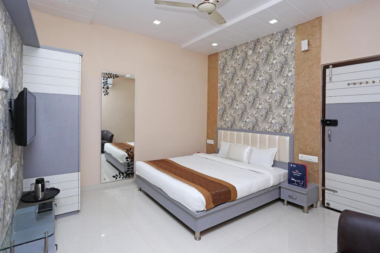 Oyo 10360 Hotel Grand Manoranjan 戈勒克布尔 外观 照片