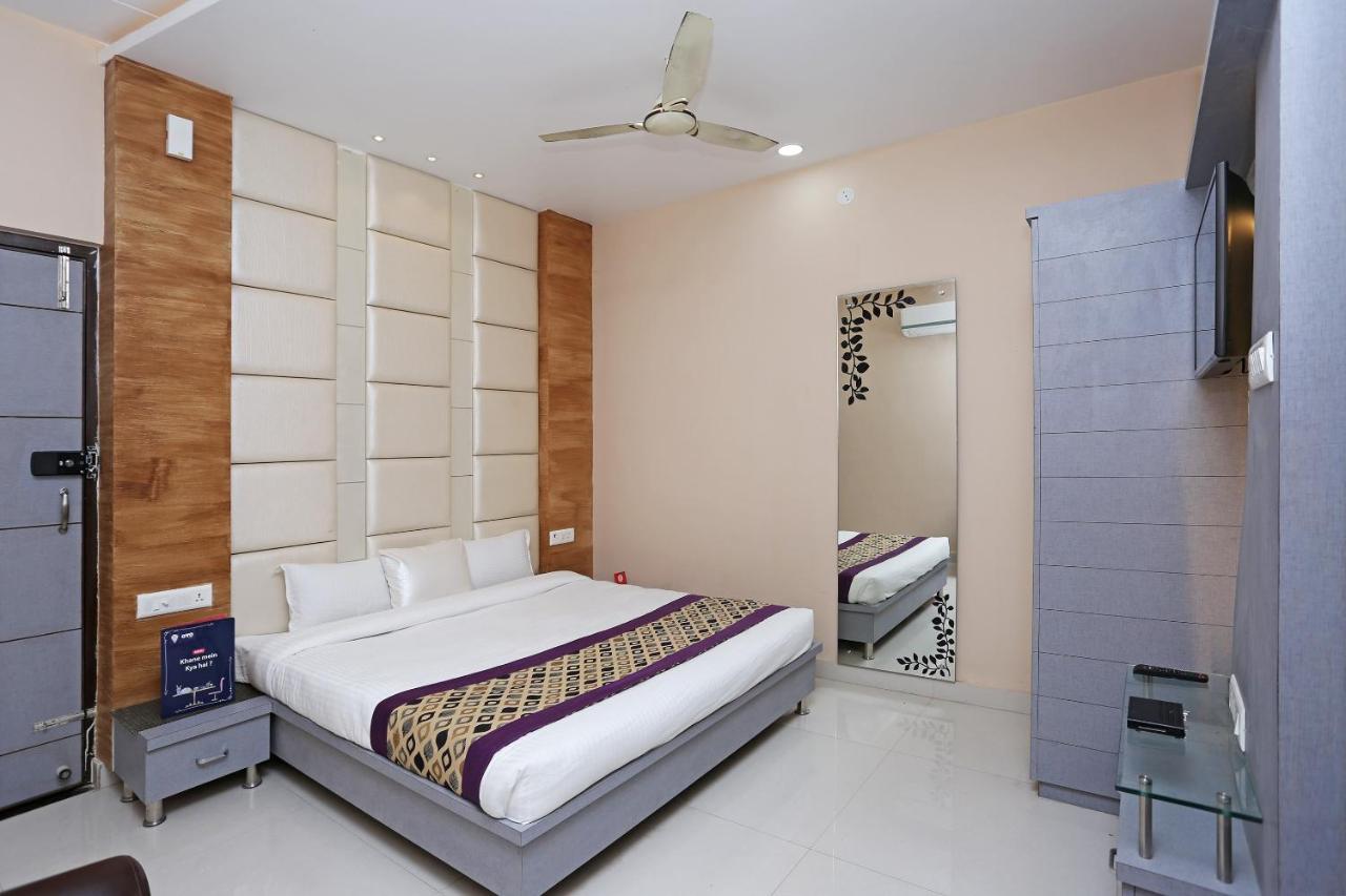 Oyo 10360 Hotel Grand Manoranjan 戈勒克布尔 外观 照片