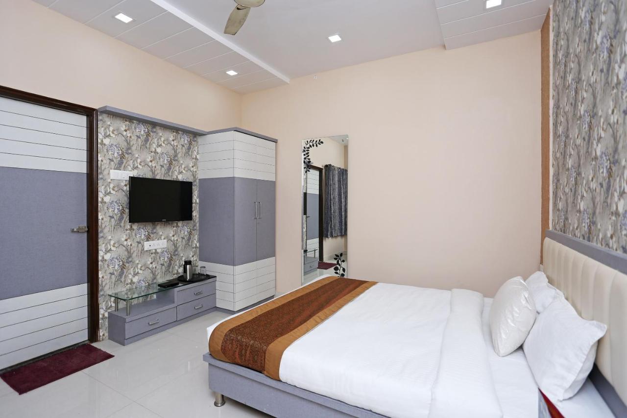 Oyo 10360 Hotel Grand Manoranjan 戈勒克布尔 外观 照片