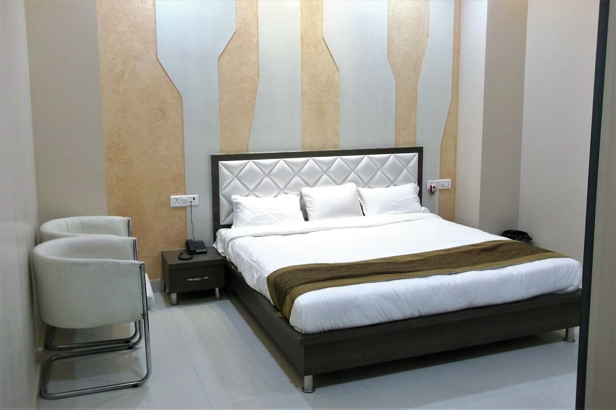Oyo 10360 Hotel Grand Manoranjan 戈勒克布尔 外观 照片